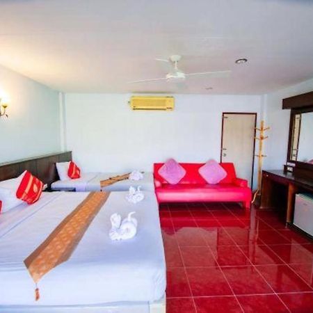 Oyo 343 Wanna Marine Hotel Patong Buitenkant foto