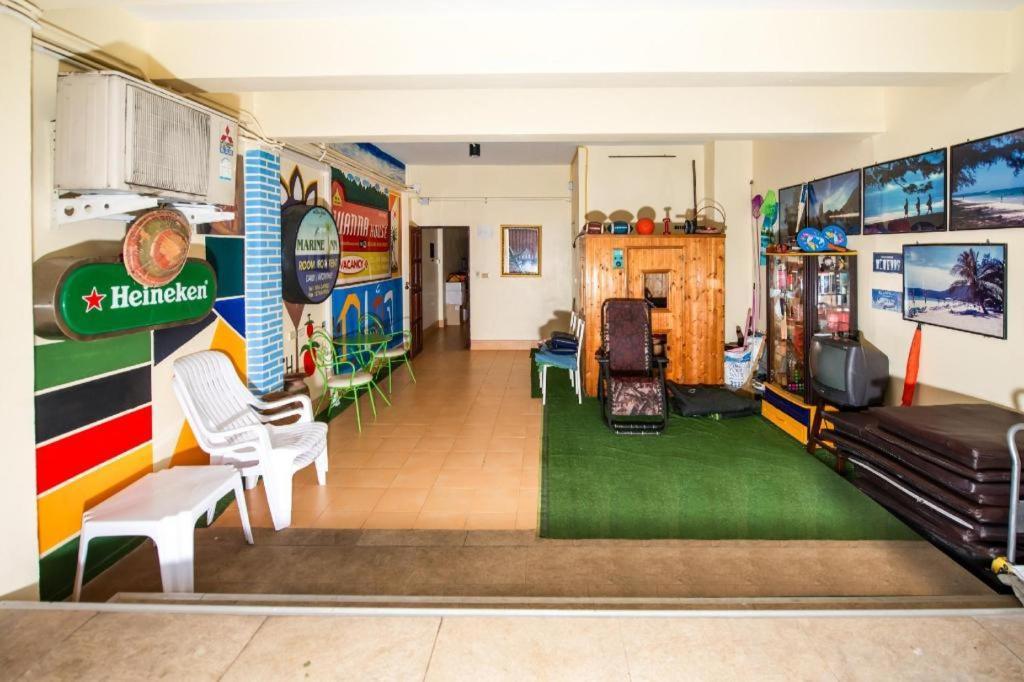 Oyo 343 Wanna Marine Hotel Patong Buitenkant foto