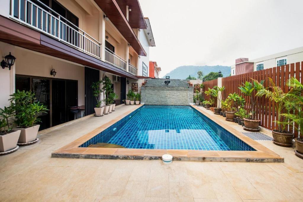 Oyo 343 Wanna Marine Hotel Patong Buitenkant foto