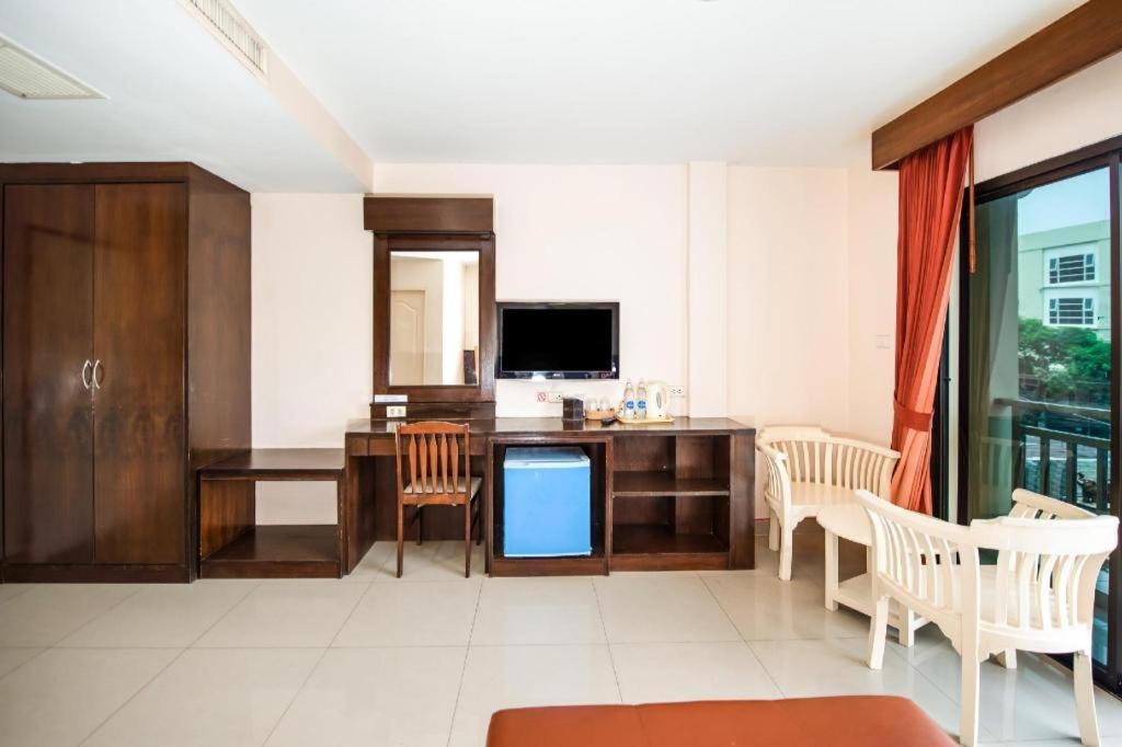 Oyo 343 Wanna Marine Hotel Patong Buitenkant foto
