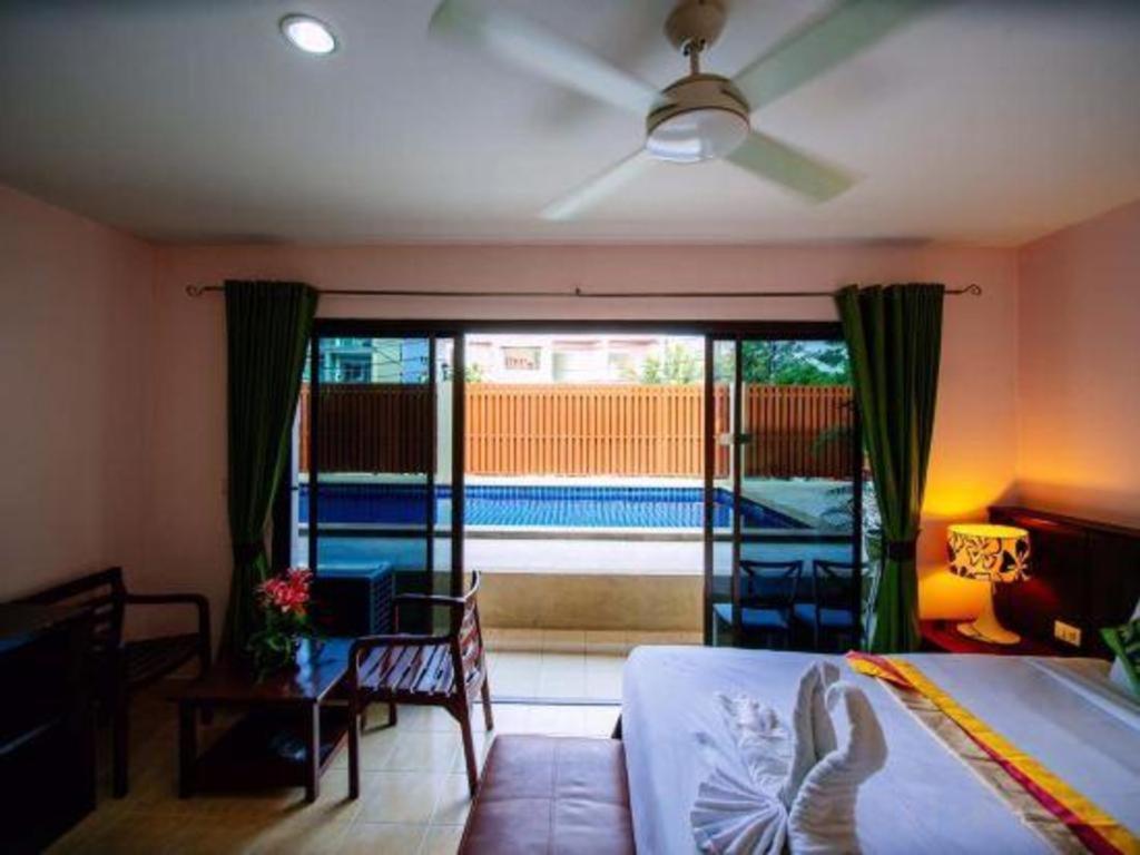 Oyo 343 Wanna Marine Hotel Patong Buitenkant foto
