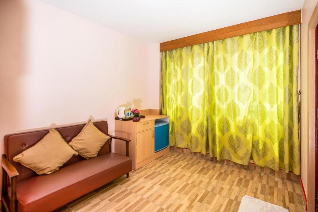 Oyo 343 Wanna Marine Hotel Patong Buitenkant foto