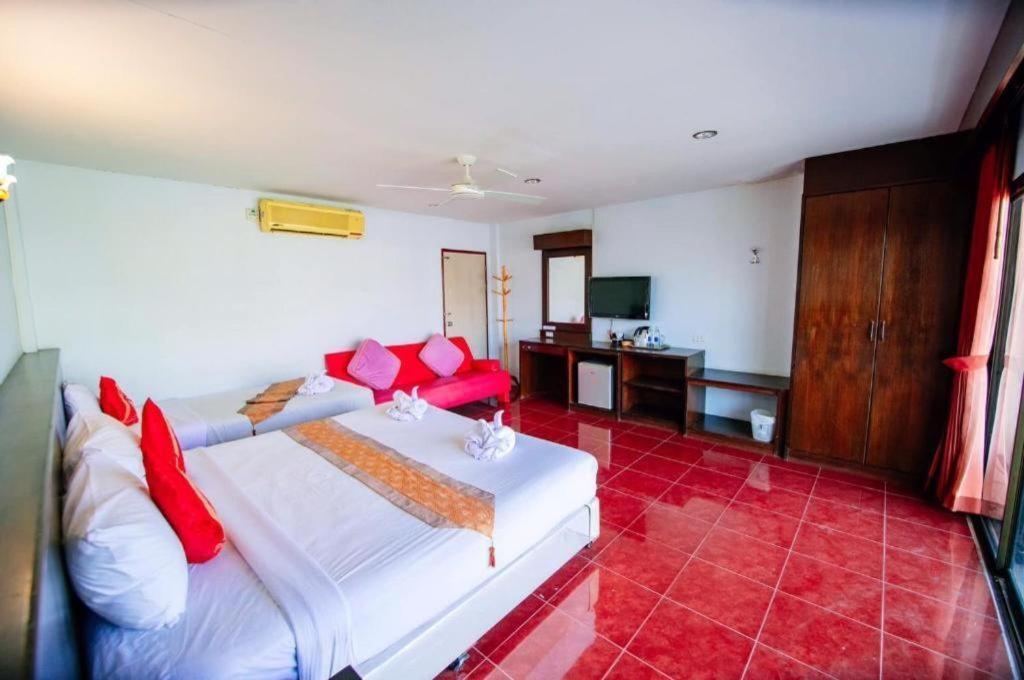 Oyo 343 Wanna Marine Hotel Patong Buitenkant foto