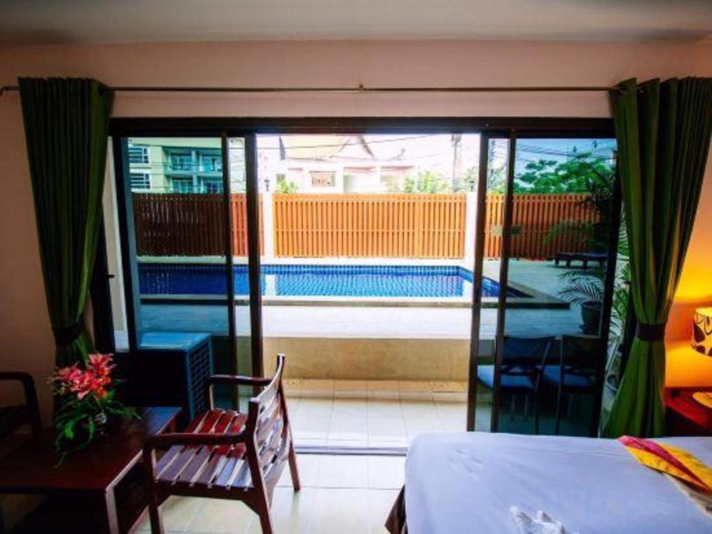 Oyo 343 Wanna Marine Hotel Patong Buitenkant foto