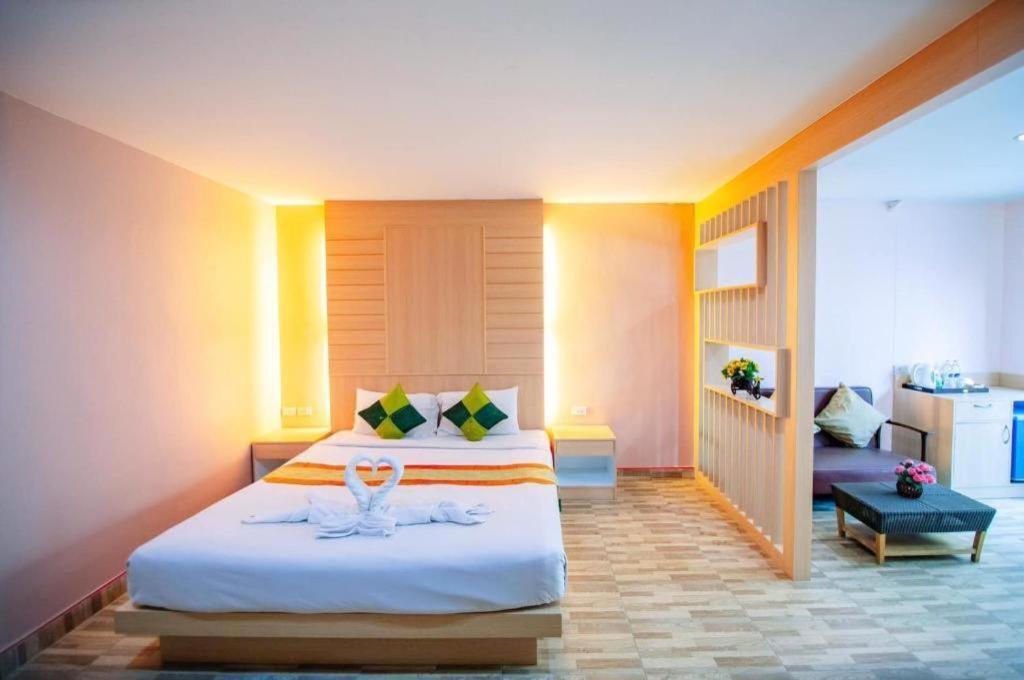 Oyo 343 Wanna Marine Hotel Patong Buitenkant foto