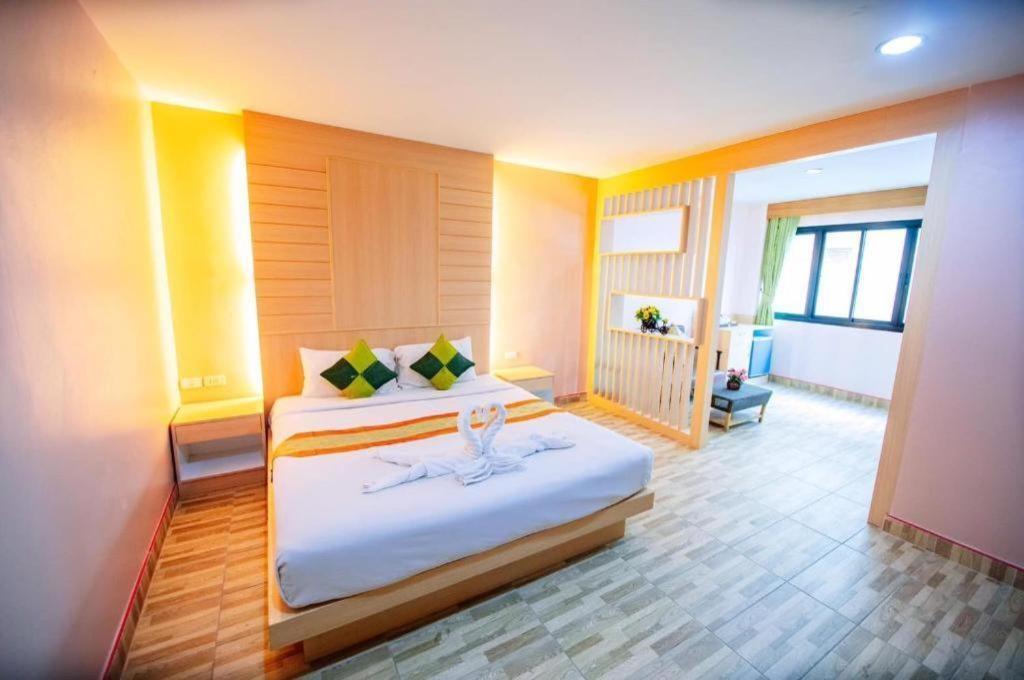 Oyo 343 Wanna Marine Hotel Patong Buitenkant foto